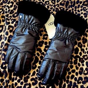 Brand New UGG Water Resistant Smart Touchscreen Black Gloves w/ Genuine Leather